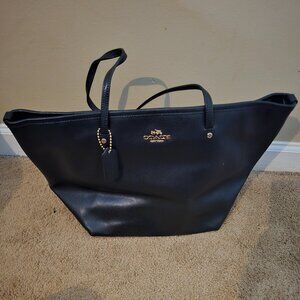 COACH BLACK STREET ZIP TOTE IN CROSSGRAIN LEATHER